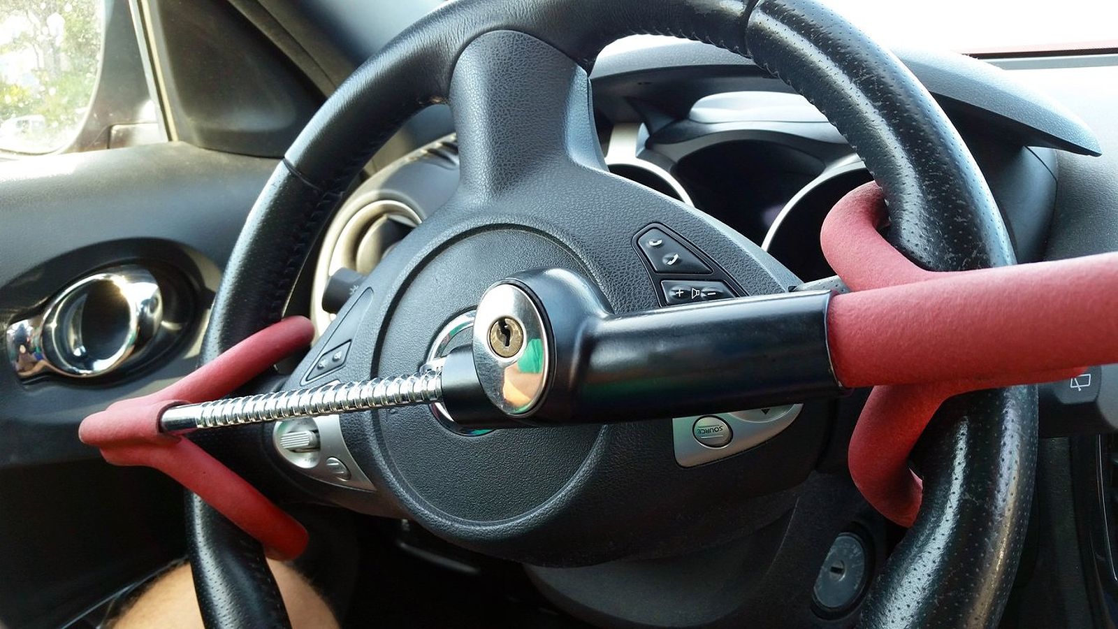 Steering wheel lock attached to steering wheel